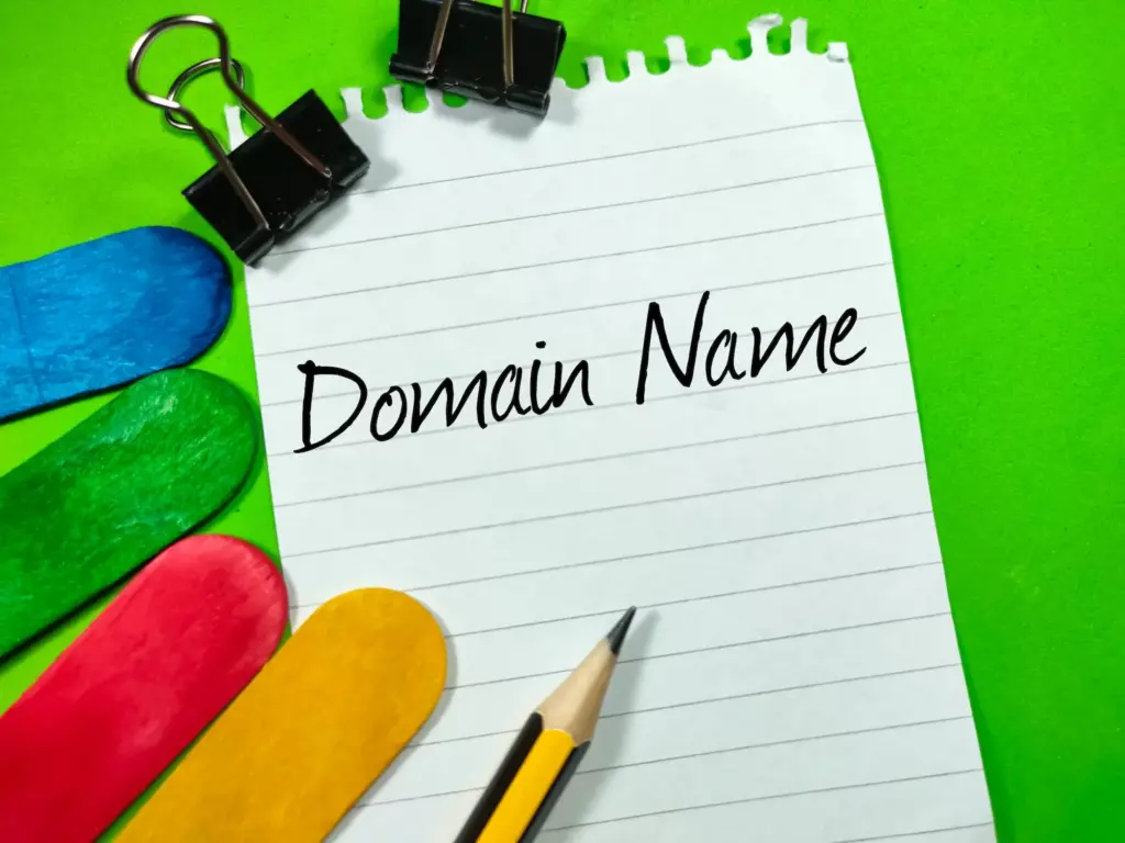 Astuces pour choisir un meilleur nom de domaine et hébergeur web